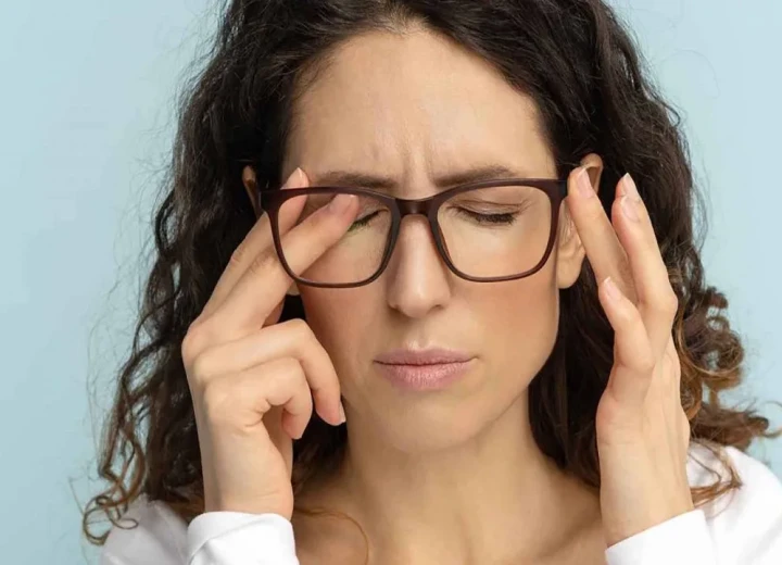 Ruang kerja dengan jendela terbuka dan tanaman hijau